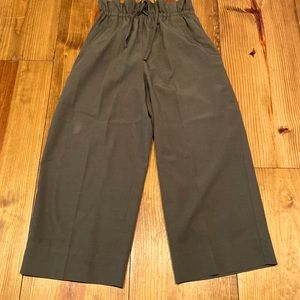Aritzia XS Babaton wide leg paper bag waist cropped ankle pants, good condition